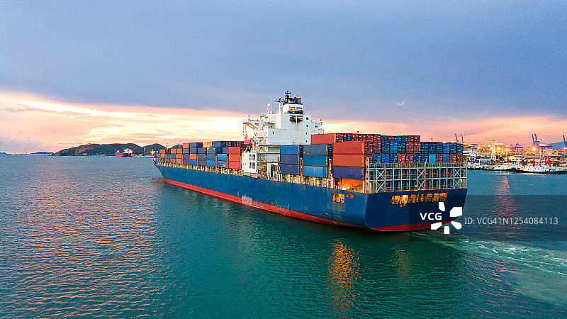 集装箱、集装箱船的进出口业务和物流。用起重机将货物运到港口。国际水路运输。鸟瞰图和俯视图。图片素材