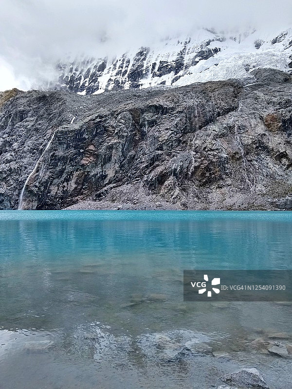 秘鲁美丽的蓝色湖泊69号湖图片素材