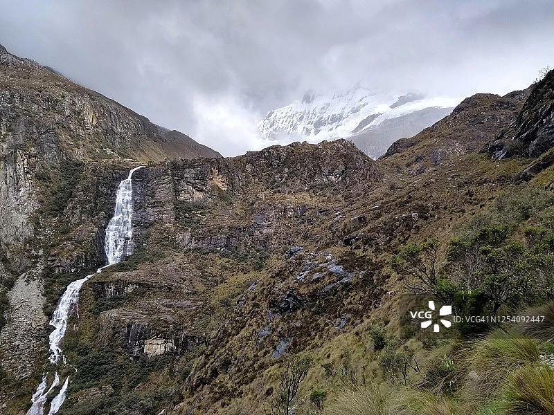 秘鲁安第斯山脉的瀑布图片素材