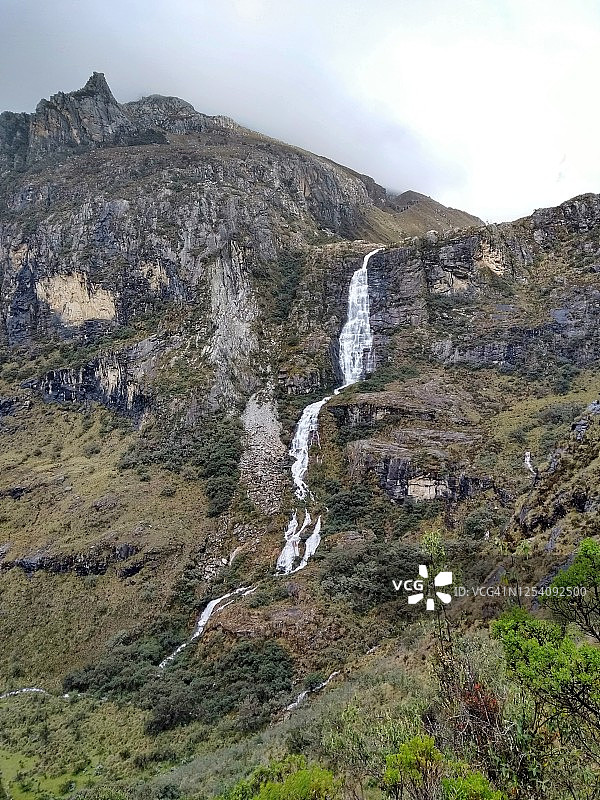 秘鲁安第斯山脉的瀑布图片素材