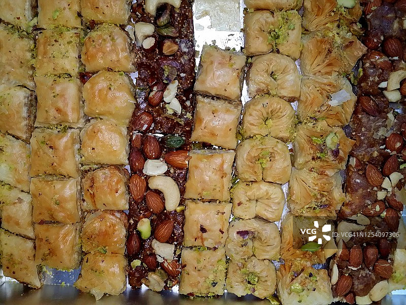 用坚果和蜂蜜制作的各种阿拉伯和土耳其甜点图片素材
