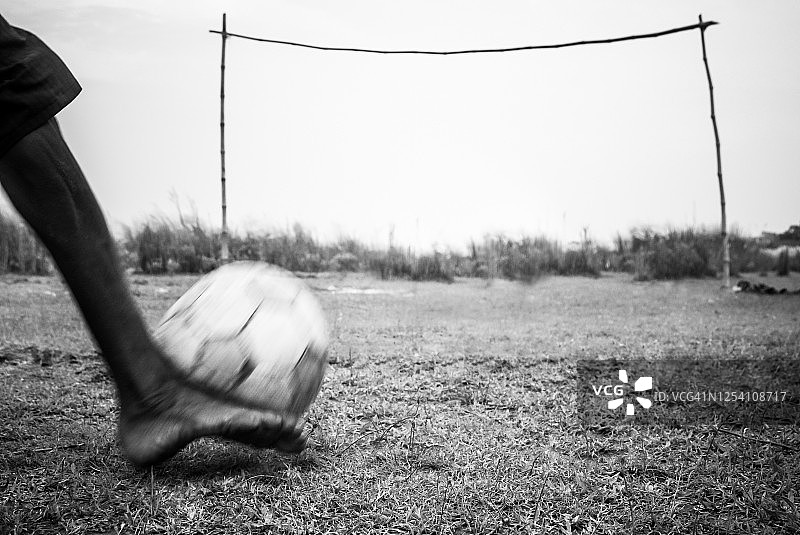 足球运动员踢球图片素材