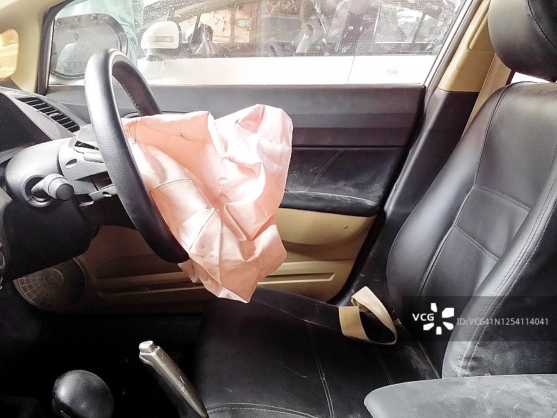 安全气囊释放且挡风玻璃破裂的事故车辆图片素材