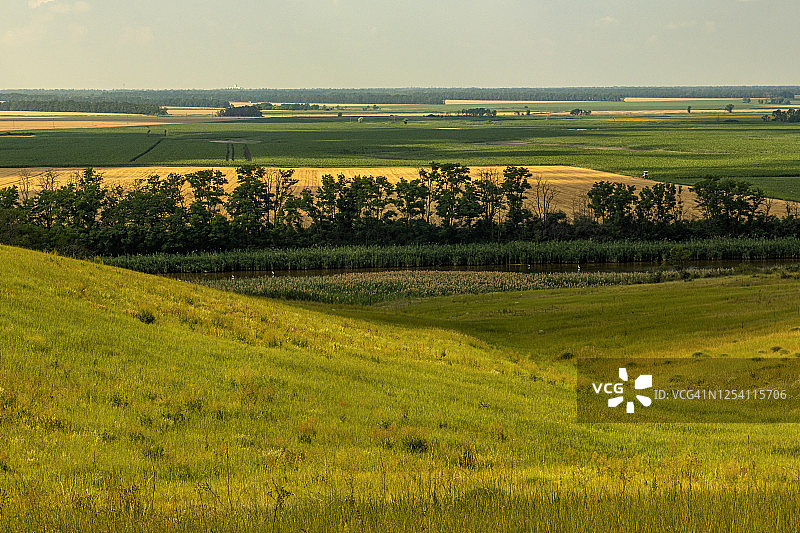 从山上俯瞰河流和农田，直至地平线和蓝天：俄罗斯克拉斯诺达尔边疆区图片素材
