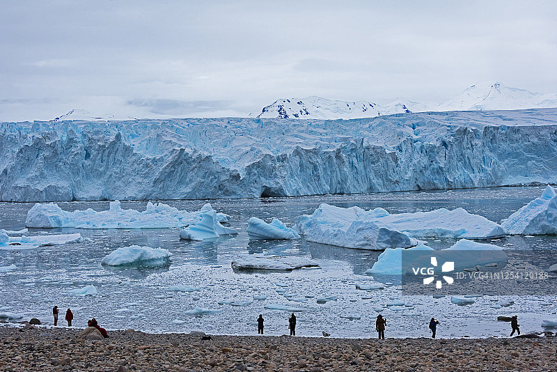 游客在南极斯托宁顿岛观看东北冰川图片素材