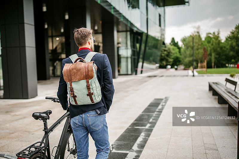 漫长工作后骑自行车回家图片素材