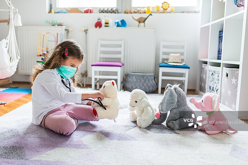在家玩医生游戏的漂亮女孩图片素材