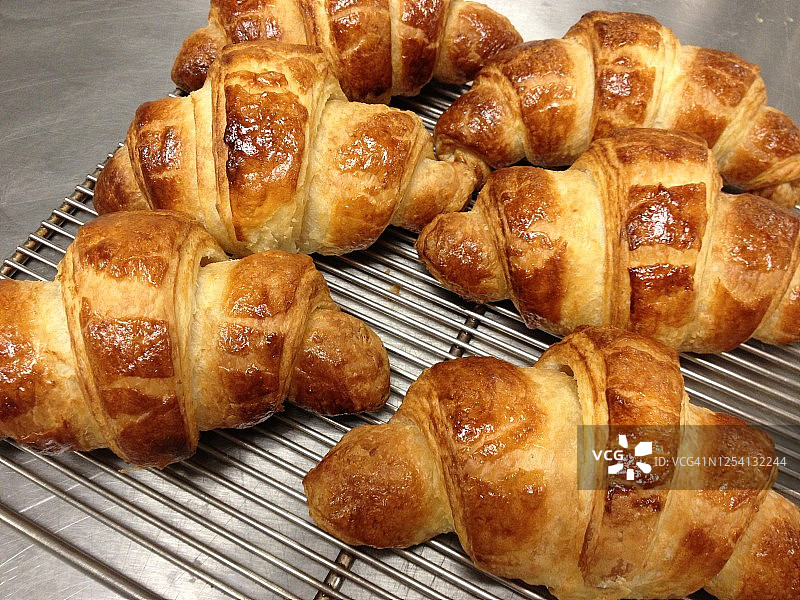 新鲜出炉的酥皮羊角面包图片素材