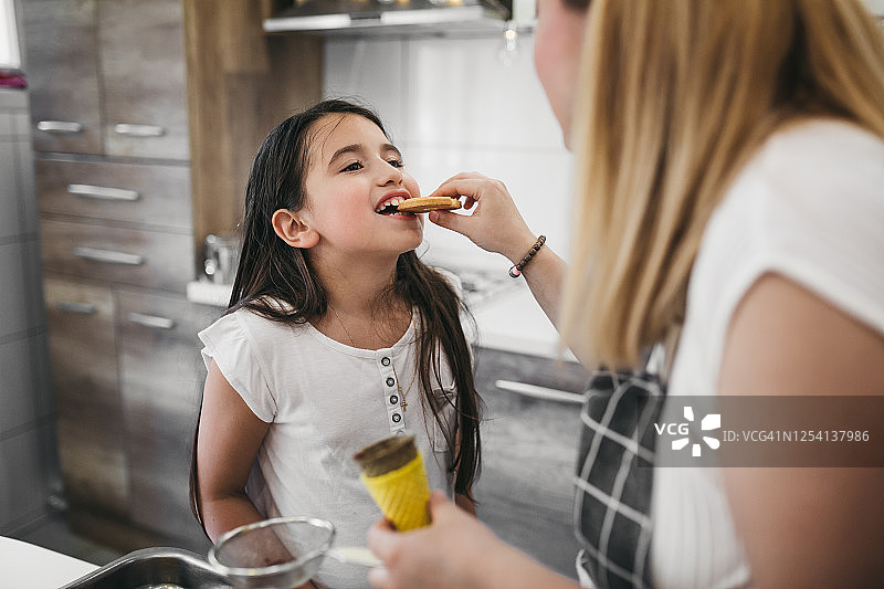 母女一起制作饼干图片素材