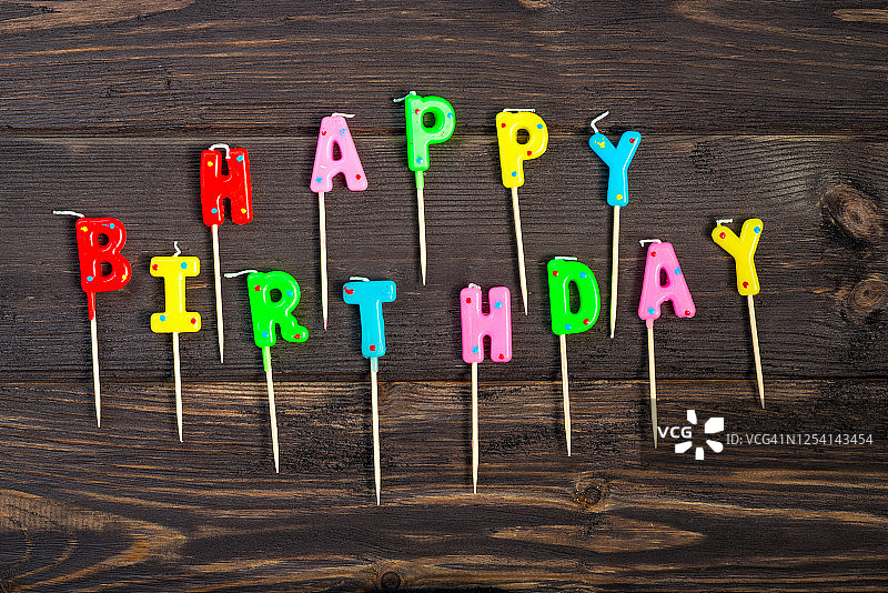 木质背景上的生日蛋糕蜡烛特写图片素材