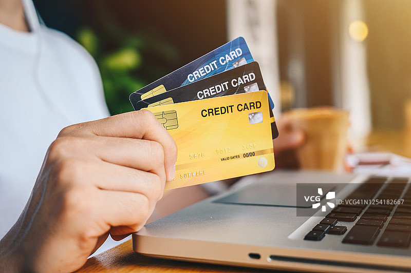 手持信用卡图片素材