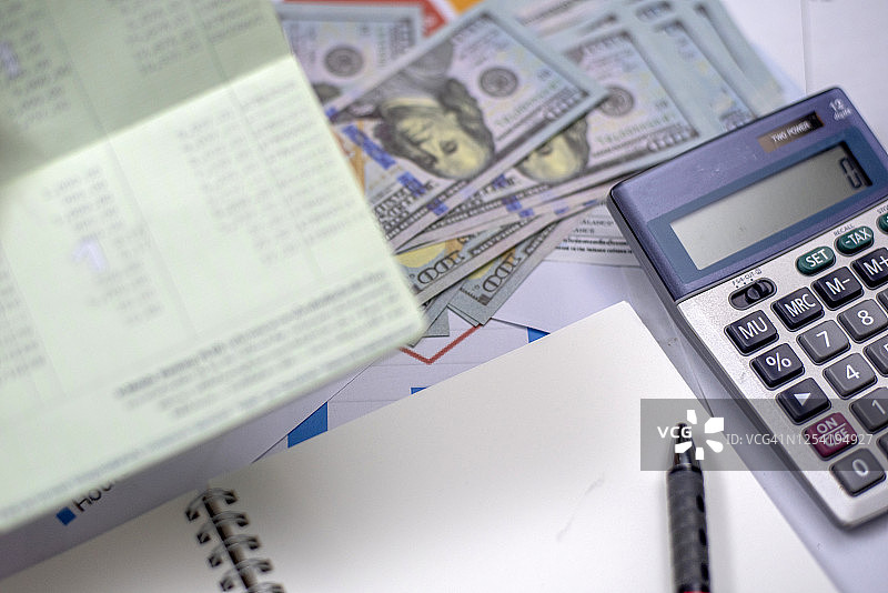 债务催收和税务季概念，截止日期日历提醒，硬币，银行，计算器在桌子上，支付时间概念图片素材