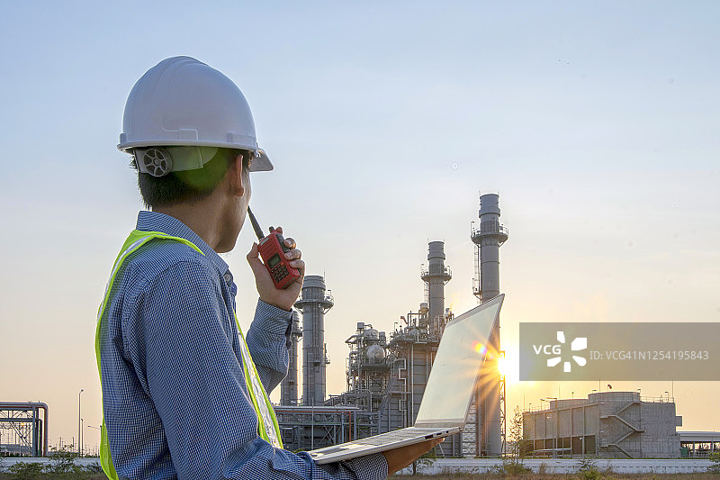 检查发电站工业区的年轻电工图片素材