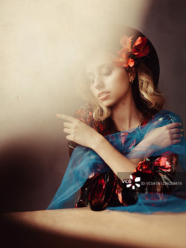 漂亮的女人裹着亮蓝色布料图片素材