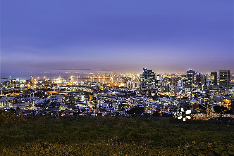 夜幕下灯火辉煌的开普敦市中央商务区图片素材