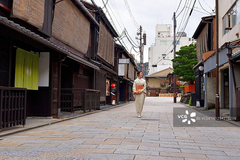 穿和服的日本女人在京都老街行走图片素材