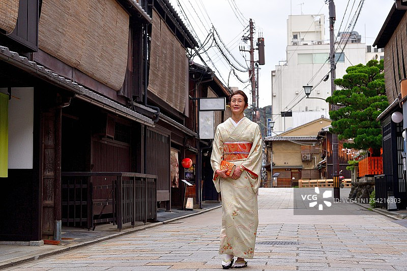 穿和服的日本女人在京都老街行走图片素材