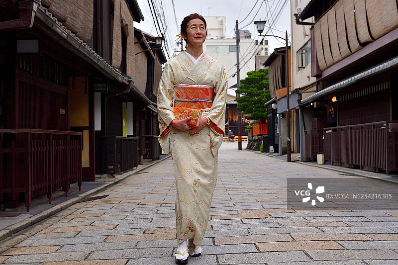 穿和服的日本女人在京都老街行走图片素材