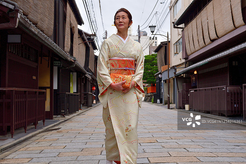 穿和服的日本女人在京都老街行走图片素材