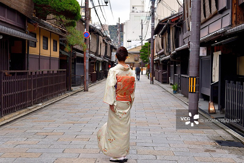 穿和服的日本女人在京都老街行走图片素材