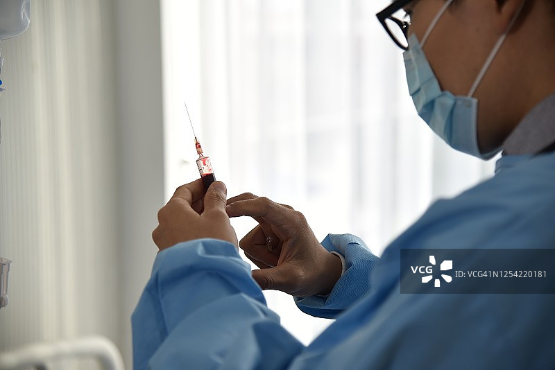 医生为患者采血检查图片素材