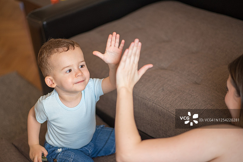 幼儿和母亲学习击掌图片素材