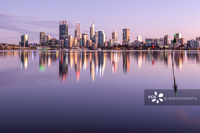 日出时分的珀斯市图片素材