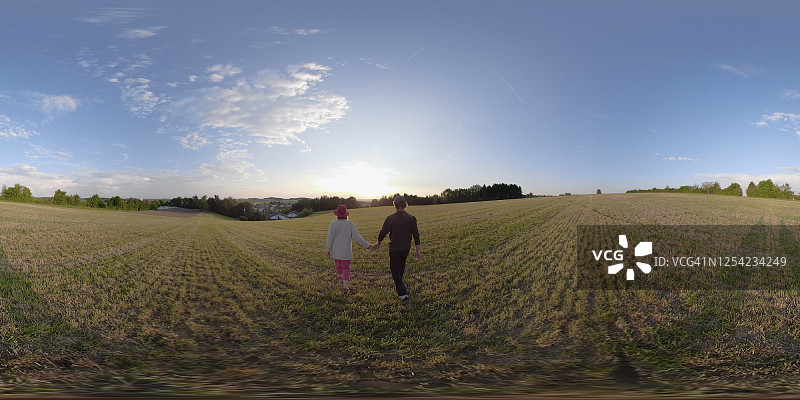 360度全景VR：日落时分情侣漫步田野图片素材