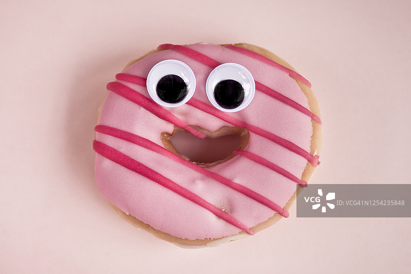 面带微笑的甜甜圈图片素材