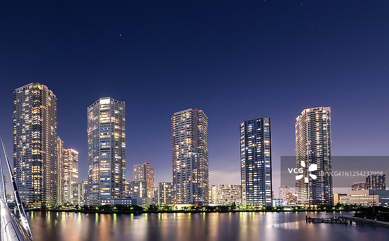 东京夜景：高层建筑和摩天大楼图片素材