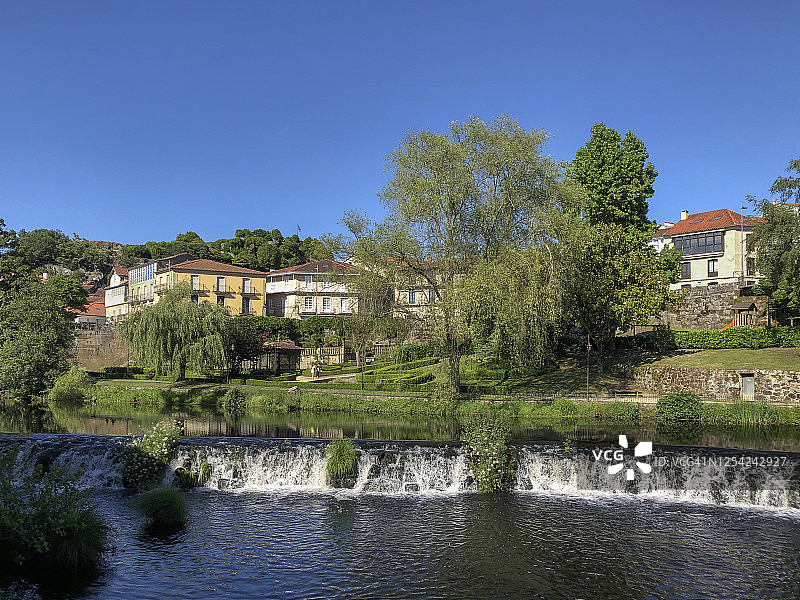 阿利亚里斯的河流与古镇风光图片素材