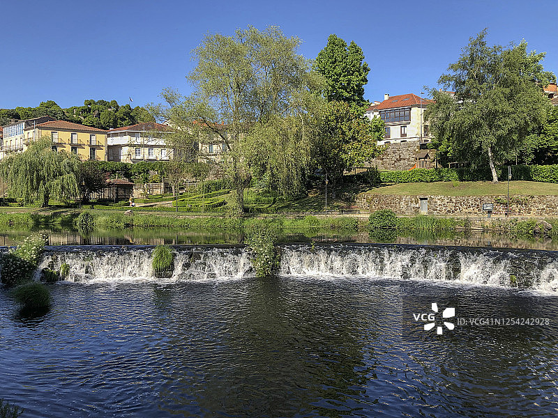 阿利亚里斯的河流与古镇风光图片素材