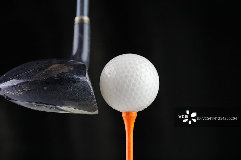 挥杆击球高尔夫概念图片素材