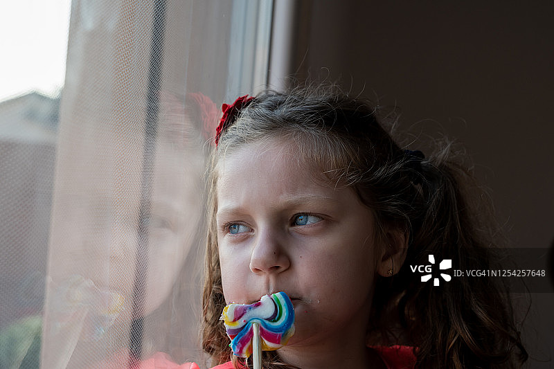 吃棒棒糖图片素材