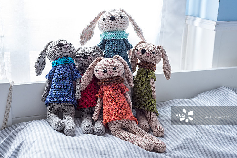 带围巾的手工钩编娃娃图片素材