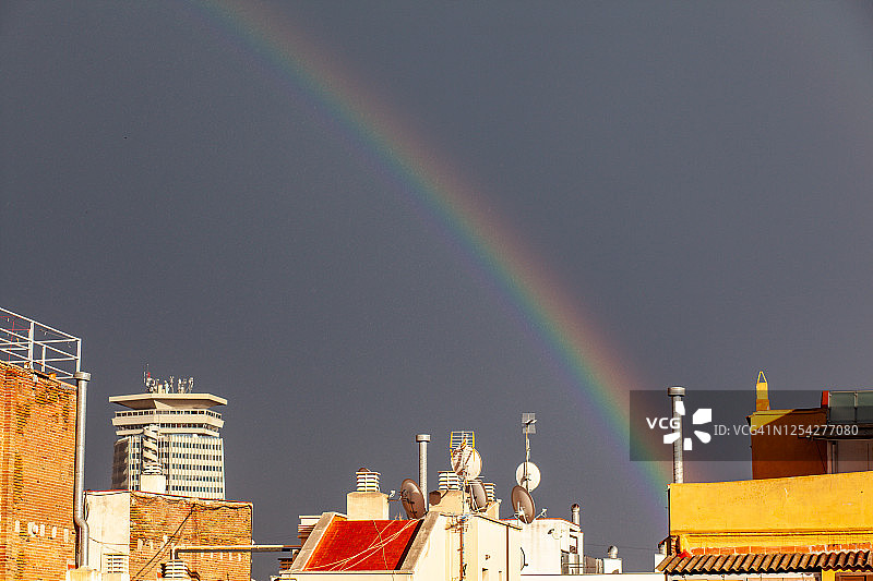 巴塞罗那上空的彩虹图片素材
