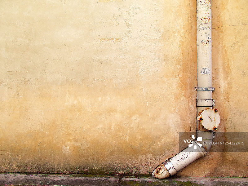带有巴黎管道的彩色风化混凝土墙图片素材