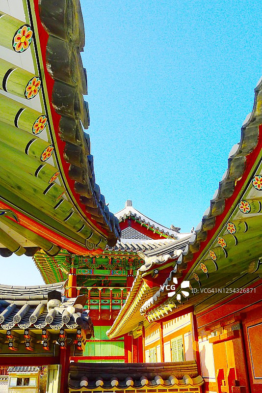 屋顶瓦片、屋顶梁和屋顶装饰图片素材