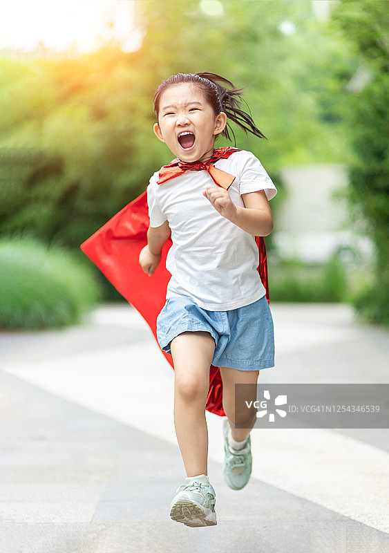 奔跑的英雄女孩图片素材