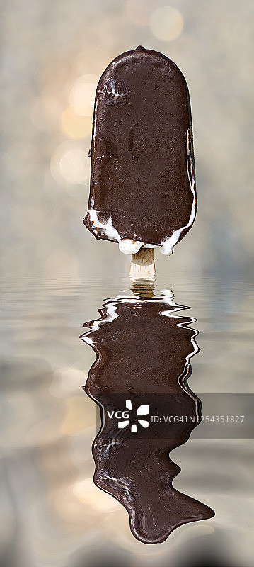 融化的香草巧克力冰淇淋在水中倒影图片素材