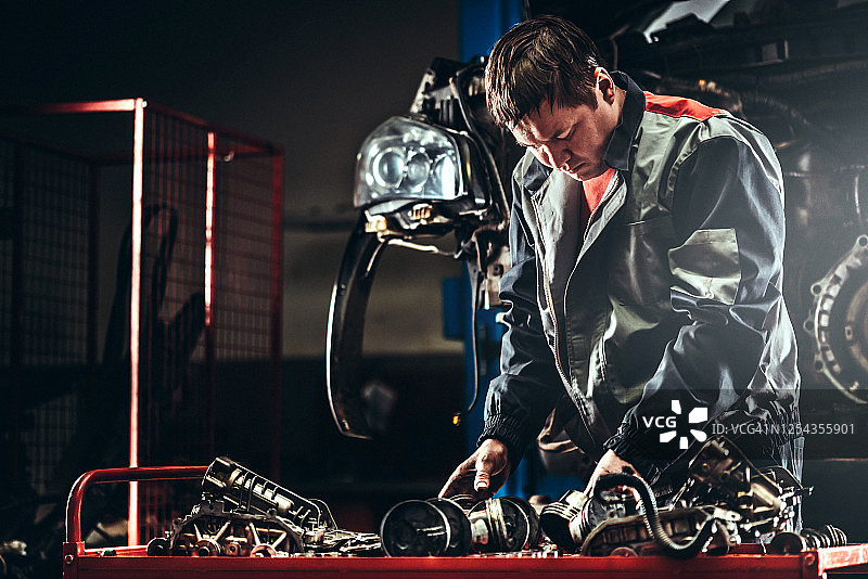 汽车修理工检查汽车发动机零件图片素材