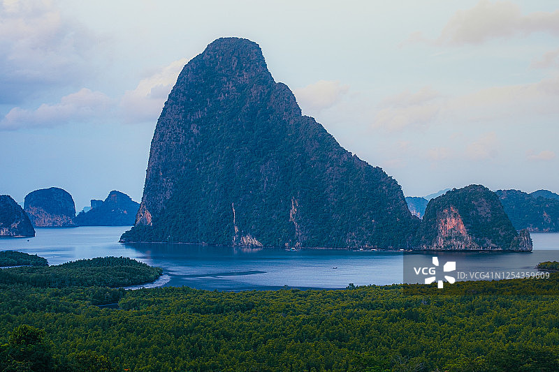 攀牙湾石灰岩山地风光，泰国南部图片素材