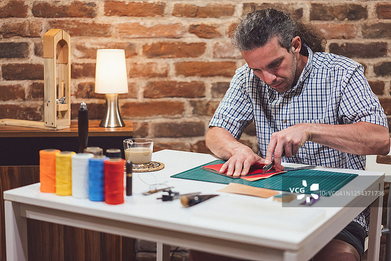 工匠在他的工作室里制作皮革图片素材