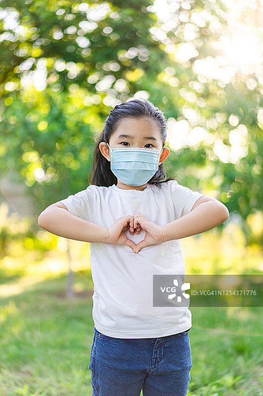 做心形手势的小女孩图片素材