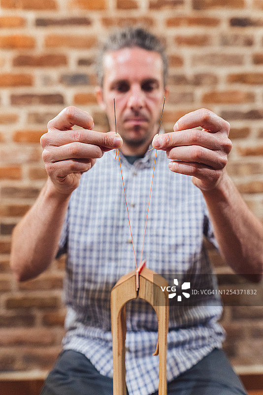 工匠缝制皮革图片素材