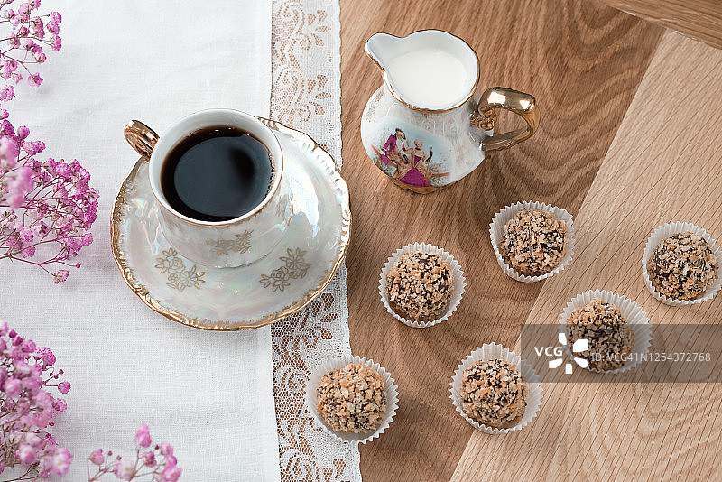 一杯咖啡、奶油和华夫饼碎带来的放松时刻图片素材