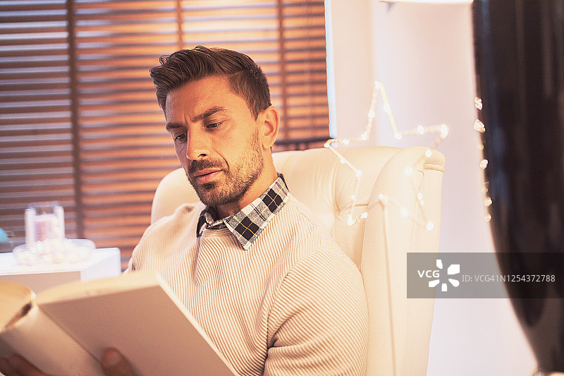 居家白人男子肖像图片素材