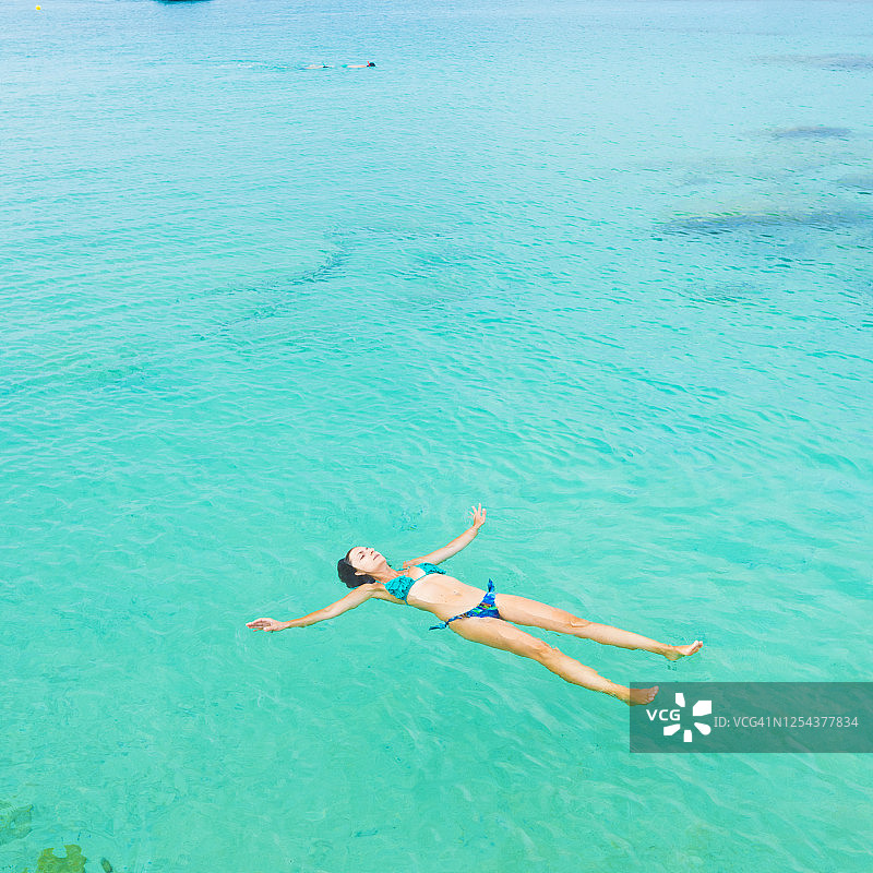 在撒丁岛漂浮的放松女人图片素材