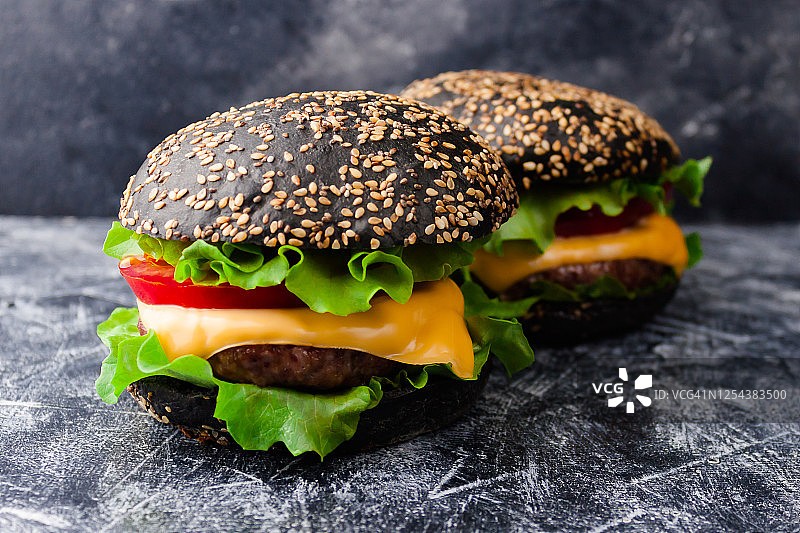 黑麦面包牛肉汉堡，配奶酪和蔬菜图片素材