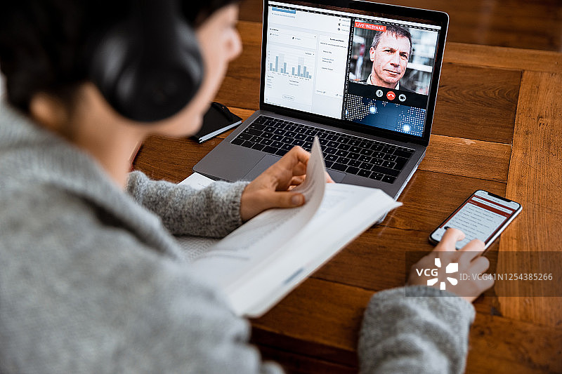 在线教育：女士正在收听在线网络研讨会图片素材